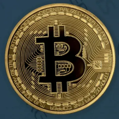 Биткоин: круглая монета с надписью DECENTRALIZED