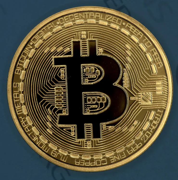 Биткоин: круглая монета с надписью DECENTRALIZED