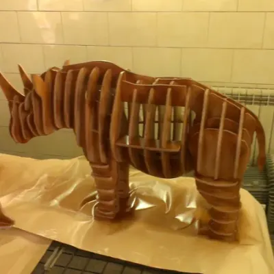 Носорог: фигура из вертикальных пластин