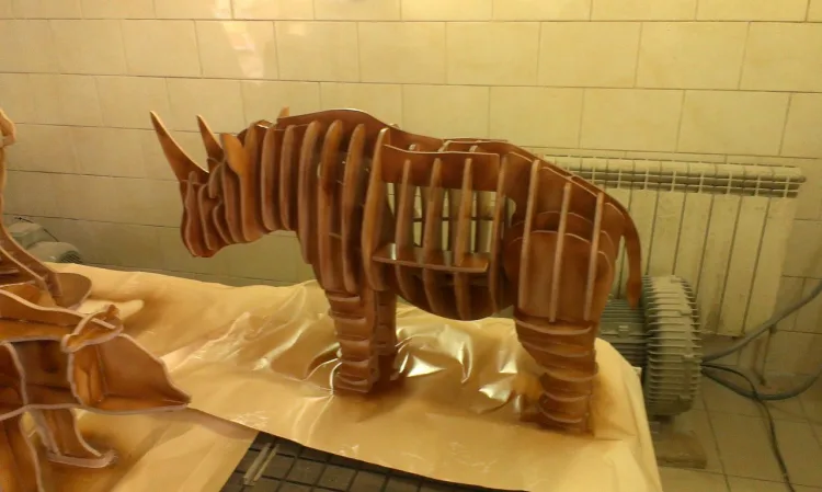 Носорог: фигура из вертикальных пластин