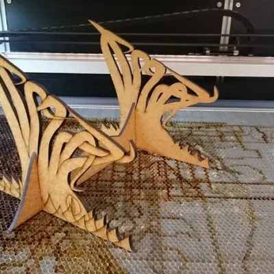 Подставка под ноутбук: ажурные боковины, макет DXF