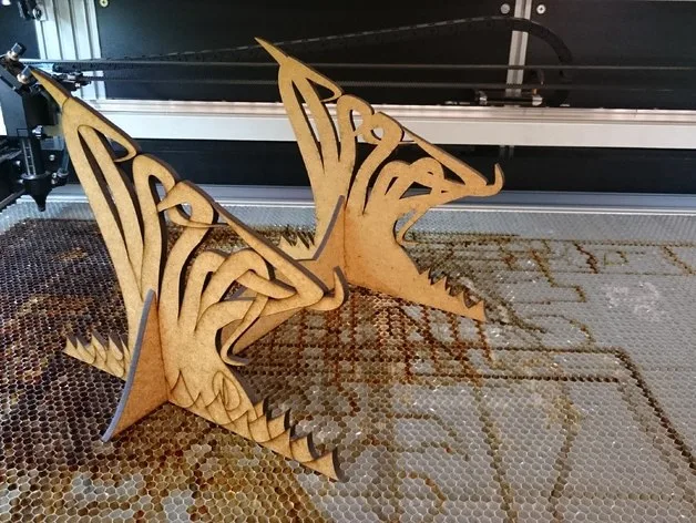 Подставка под ноутбук: ажурные боковины, макет DXF