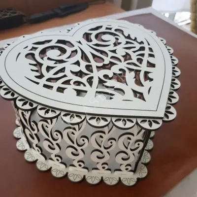 Резная шкатулка в форме сердца