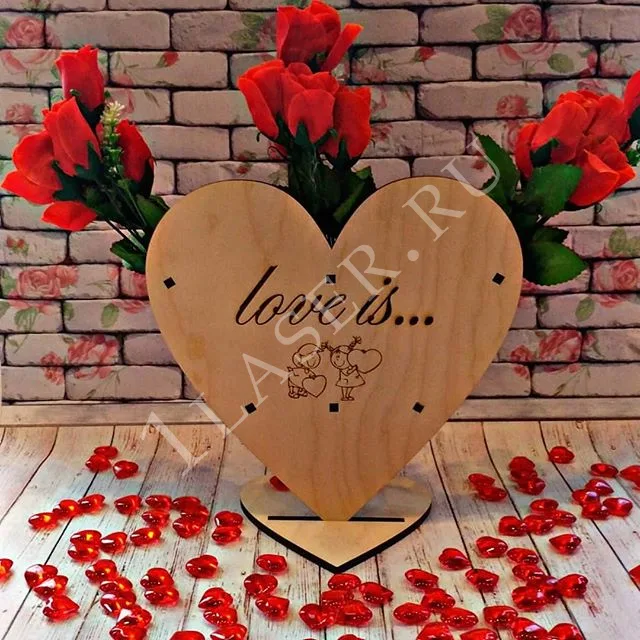 Сердце на подставке Love is