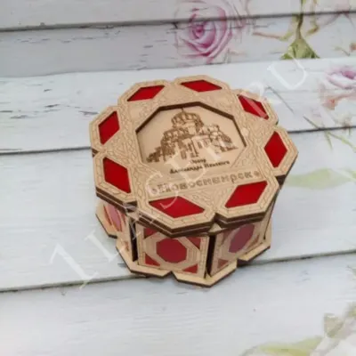 Шкатулка с цветными вставками