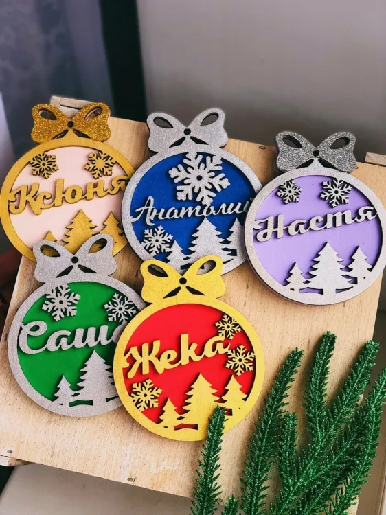 Елочные игрушки: шар с бантом и снежинками