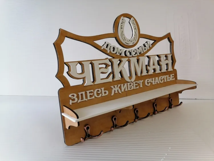 Ключница из дерева: панель с полкой и надписью ЧЕКМАН, фото 2