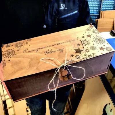 Коробка под бутылку из дерева: новогодний макет со снежинками