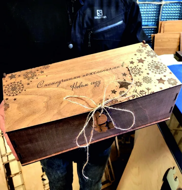 Коробка под бутылку из дерева: новогодний макет со снежинками