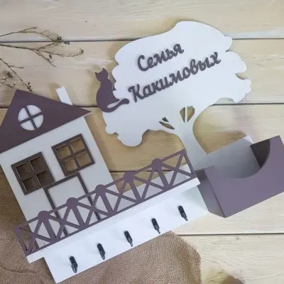 Ключница из дерева: домик с котом и фиолетовым деревом