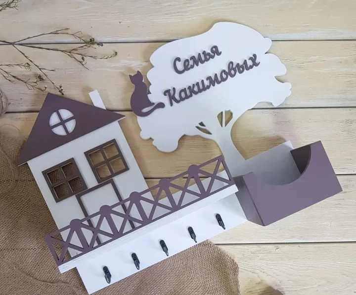 Ключница из дерева: домик с котом и фиолетовым деревом