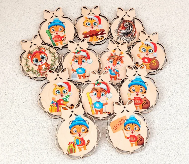 Ловите в копилку новогодние игрушки с тигрулями