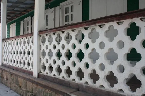 Балясины для лазерной резки: белая балюстрада с ажуром