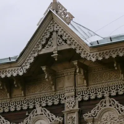 Старинные карнизы: резьба с пиками и накладками