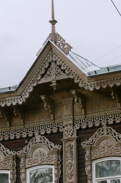 Старинные карнизы: резьба с пиками и накладками