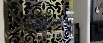 Ажурная перегородка: золотистая панель с растительным узором
