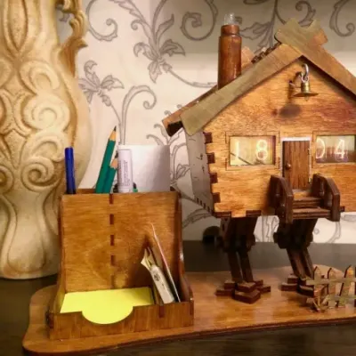 Часы в виде избы на курьих ножках с органайзером для ручек