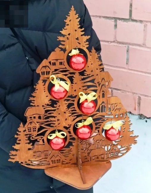 Новогодняя Ёлочка с круглыми вырезами для игрушек