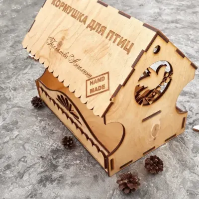 Кормушка для птиц: гравировка HAND MADE и леток-сердце