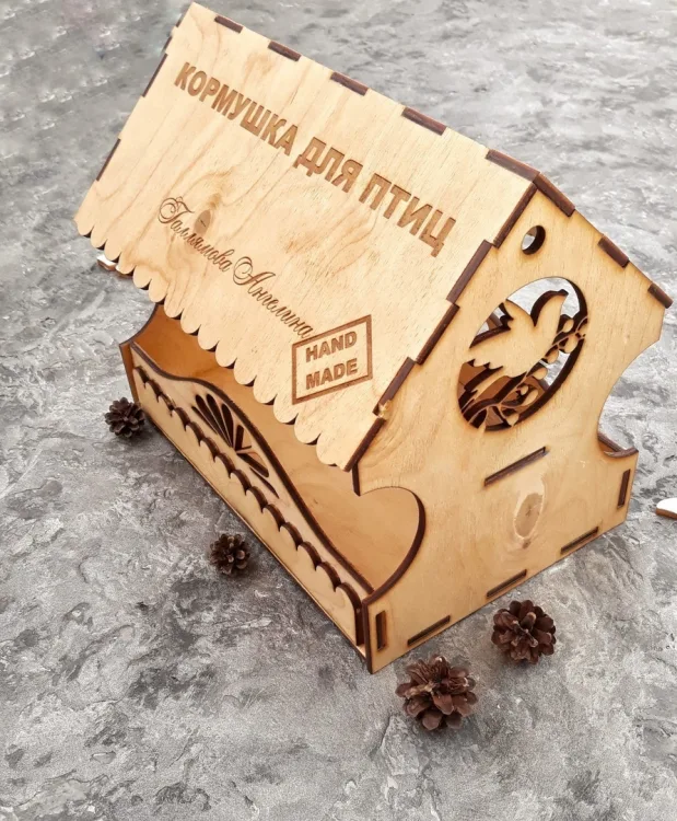 Кормушка для птиц: гравировка HAND MADE и леток-сердце