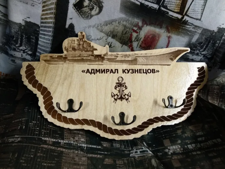 Ключница с кораблем «Адмирал Кузнецов»