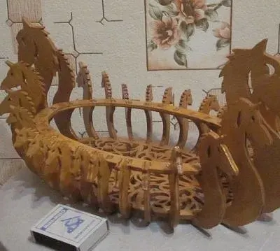 Открытая шкатулка кони