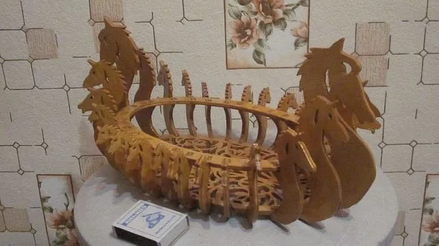 Открытая шкатулка кони