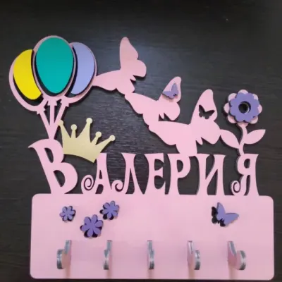 Именная ключница с деревянными крючками