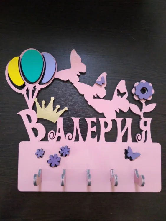 Именная ключница с деревянными крючками