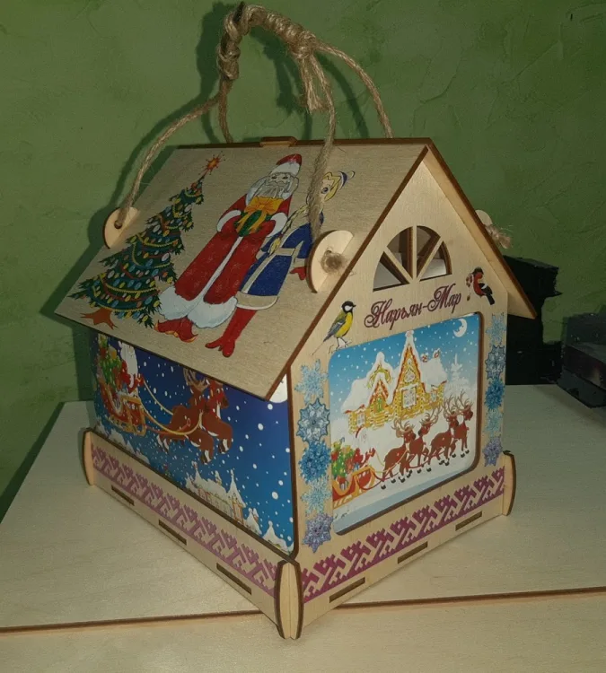 Новогодняя коробочка в виде домика