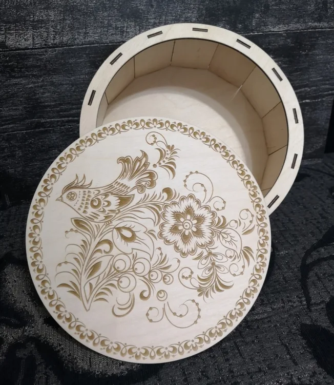 Круглая шкатулка с гравировкой