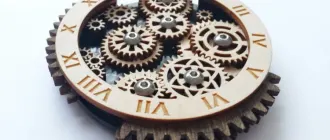 Механизм, стилизованный под часы