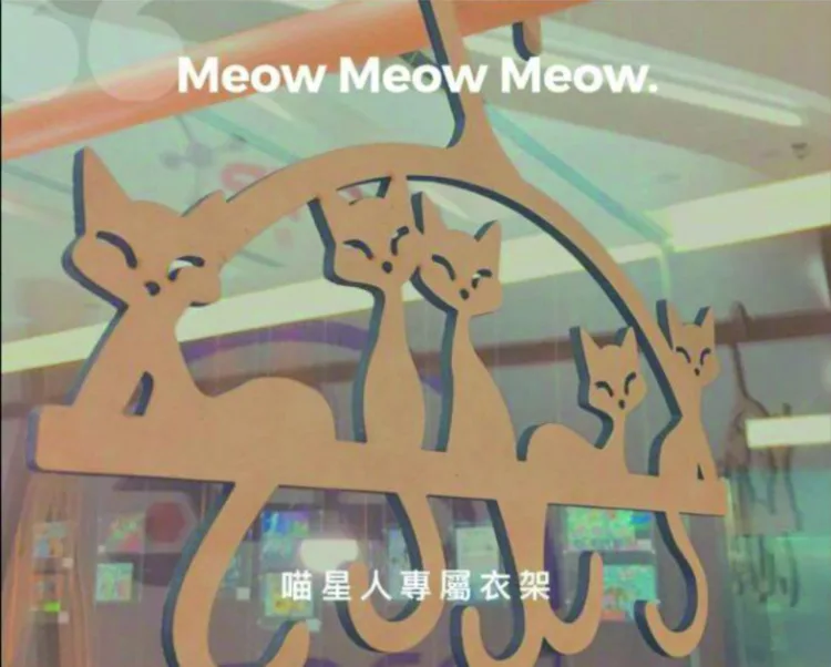 Вешалка с милыми кошечками