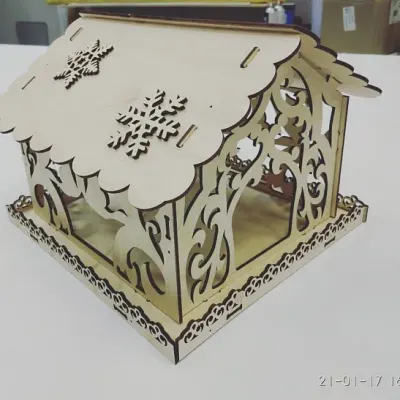 Кормушка для птиц: ажурные стенки и снежинки на крыше